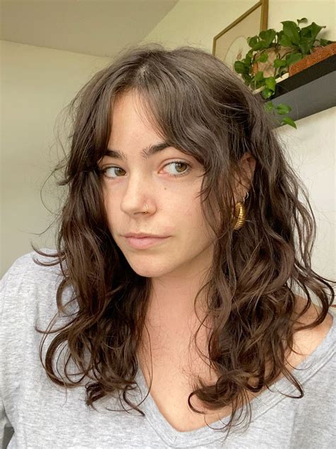 Wavy hair with layers and curtain bangs – Artofit