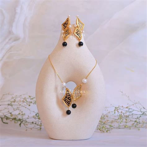 Shell black & white Thewa pendant set – Art of Thewa By Raghav Rajsoni