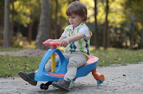 扭扭车适合多大孩子玩 小孩子坐扭扭车的危害(3) - 妈妈育儿网