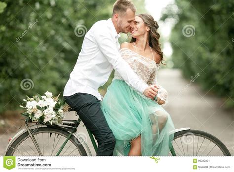 美丽的新娘和新郎在婚礼前漫步在公园里视频素材_ID:VCG42N1189198155-VCG.COM