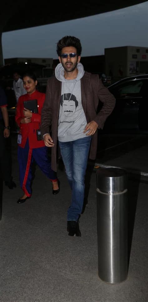 Kartik Aaryan Wore A Chintu Tyagi Hoodie With His Own Face On It