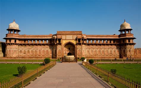 Agra Fort: Stunning HD Wallpaper of Man-Made Marvel