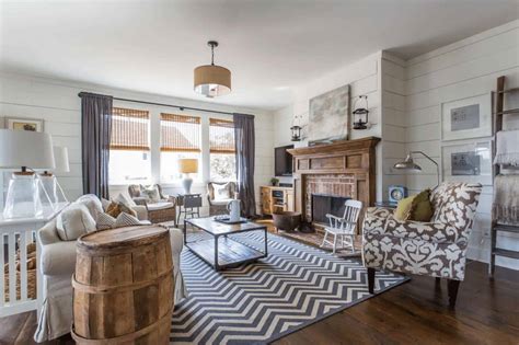 23 Farmhouse Living Room Designs & Ideas to Try in 2021