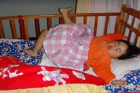 宝宝睡觉踢被子有原因，几个“苦衷”妈妈要知道，教你应对少烦恼 - 知乎