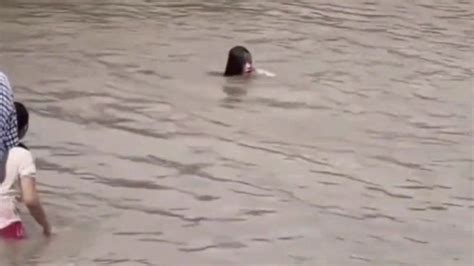 小伙救溺水女孩差点被拽下去_腾讯视频