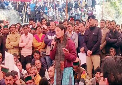 जब अनाथ बच्ची ने उद्योग मंत्री के सामने खोली शिक्षा व्यवस्था की पोल ...