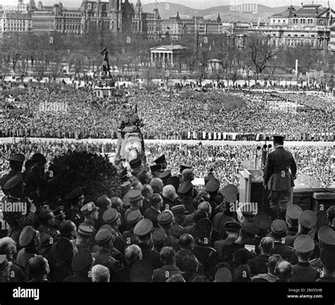 Hitler vienna 1938 hofburg hi-res stock photography and images - Alamy