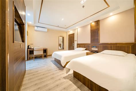 Ruo Bi Lin Hotel（Shanghai Lujiazui Century Avenue Metro Station Hotel ...