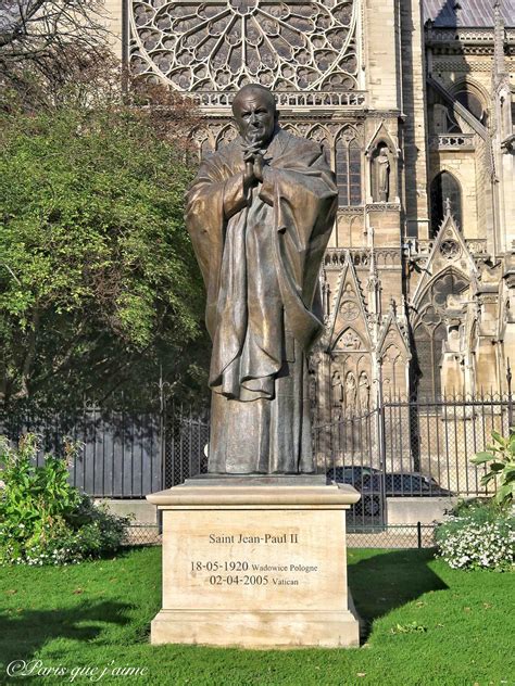 Statue de Jean-Paul II dans le Square Jean XXIII qui jouxte la cathédrale Notre-Dame de Paris.