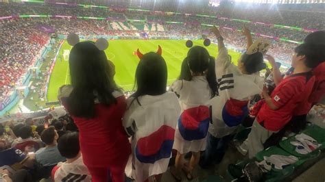 世界杯韩国vs乌拉圭，韩国球迷直接把球场气氛拉满了，真让人羡慕 - YouTube