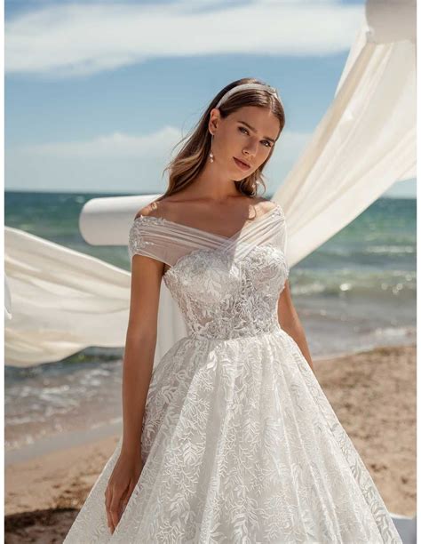 Princess cut wedding dress wrap-around bardot neckline | INVITADISIMA
