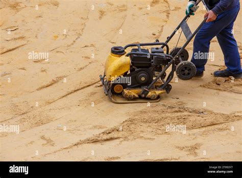 Using a Vibrating Plate Compactor On Sand 的图像结果