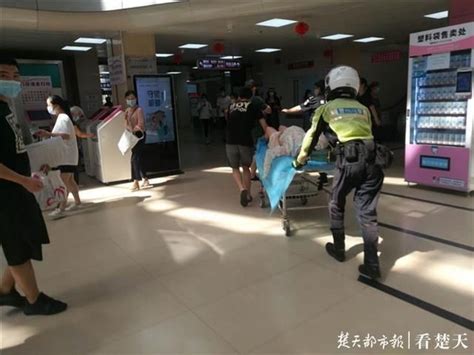 如此豪横？北京一女子车堵幼儿园门口，公然辱警被拘！_腾讯新闻