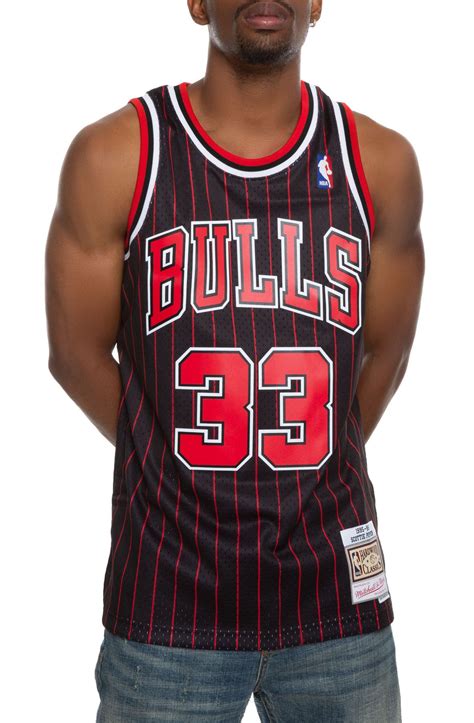 MITCHELL AND NESS Chicago Bulls Scottie Pippen Swingman Jersey ...