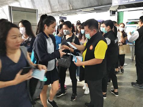 曼谷市政府工作人员在各人群聚集地向民众免费发放口罩 – 泰国头条新闻