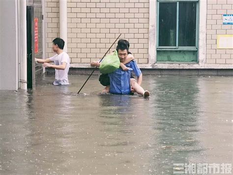 暴雨来袭！民警从齐腰深的水中背出4位老人 - 城事 - 新湖南