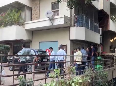 Mumbai Police Crime Branch officials arrive at Saif Ali Khan's ...