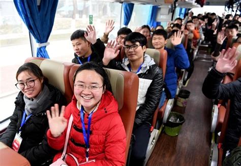 阜阳籍大学生免费乘坐大巴车返回家乡过年--社会·法治--人民网