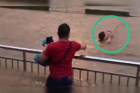 南京暴雨中夫妻即将被积水没顶 路人跳入水中救出二人