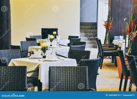 Restaurant Inside Table 的图像结果