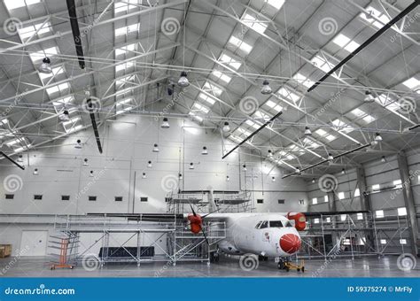 飞行器维修飞机棚 库存照片. 图片 包括有 线路, 引擎, 详细资料, 要素, 工程师, 行业, 飞机, 维护 - 59375274