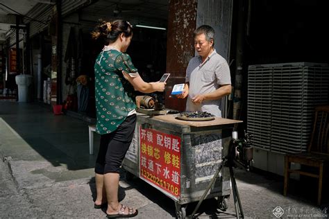 《二维码中的小生意》蒋廷举作品--中国摄影家协会网