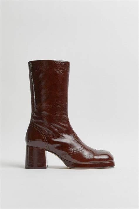 ELLE's Guide To Styling Ankle Boots The 2026 Way