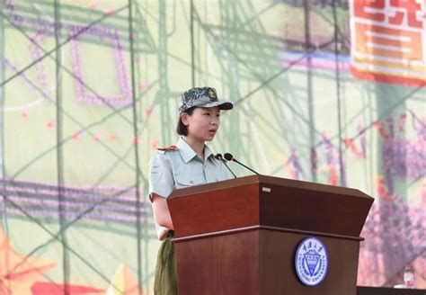 重大外国语学院学生在2019年军训汇报表演代表全校新生发言-重庆大学外国语学院