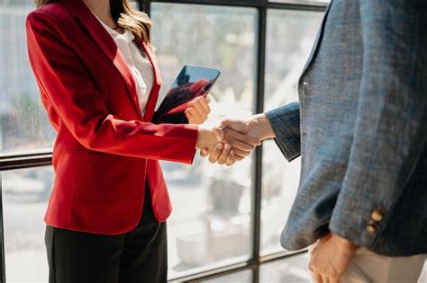 Business People Shaking Hands 的图像结果