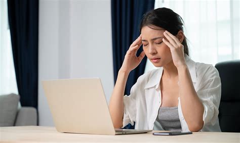 Computer Vision Syndrome Symptoms & Treatment | Optomeyes