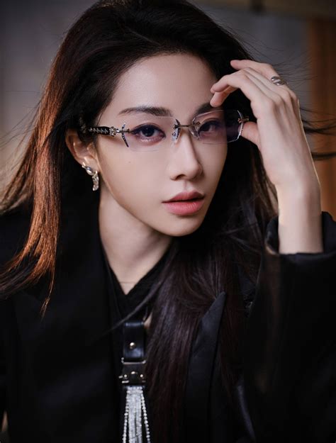 Yu Yan looks cool in a suit and glasses, holding the steering wheel ...