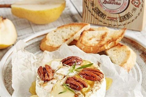 Полезная и вкусная закуска из сыра Камамбер и грецких орехов