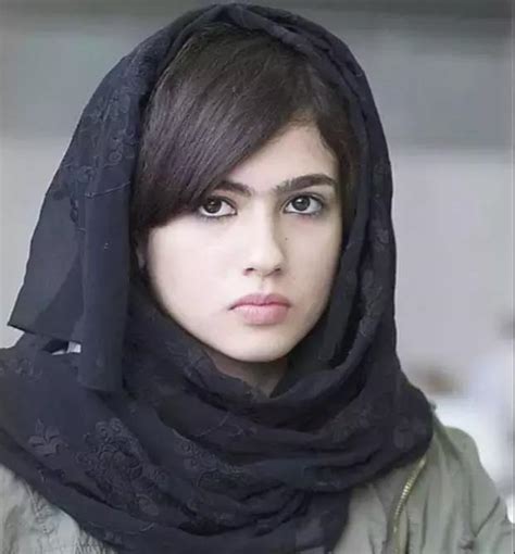 揭秘伊朗女人为何要戴头巾？ - 雪花新闻