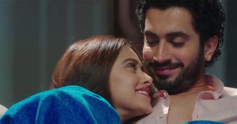 14 Signs To Know For Sure That She Likes You Back