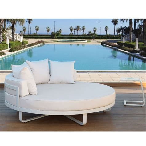 Tumbona Doble Circular y su Mesita Auxiliar, perfectas para jardín.