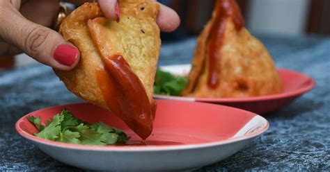 40-YO Brijwasi Sweets Shop In Irla Serves The Best Samosas In The City ...