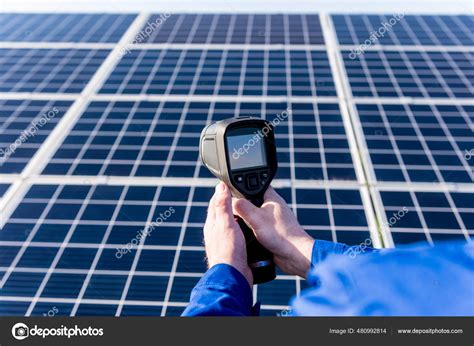 Inspector examination of photovoltaic modules using a thermal imaging ...