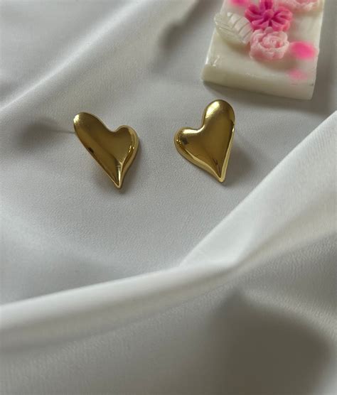 AI179 - Heart Shaped Anti Tarnish Earring – The Label I