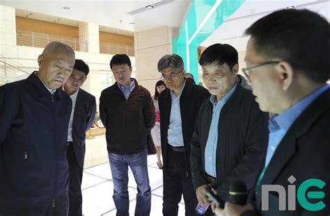 凌文总经理陪同国家科技部高新司司长秦勇一行到低碳研究所调研
