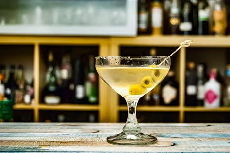 How to Make a Dirty Gin Martini Like a Pro – The Barbacks