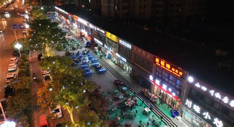 陕西咸阳牛掰的夜市，一条街50多家档口全是卖一种面汇通面，食客坐满一条街！