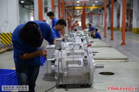 贵州遵义：机器人与工人一起联手生产电动汽车 - China.org.cn