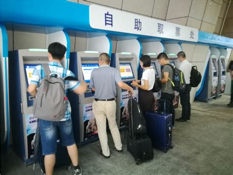 武昌火车站增设10台新型自助取票机，15秒取一张票_荆楚网
