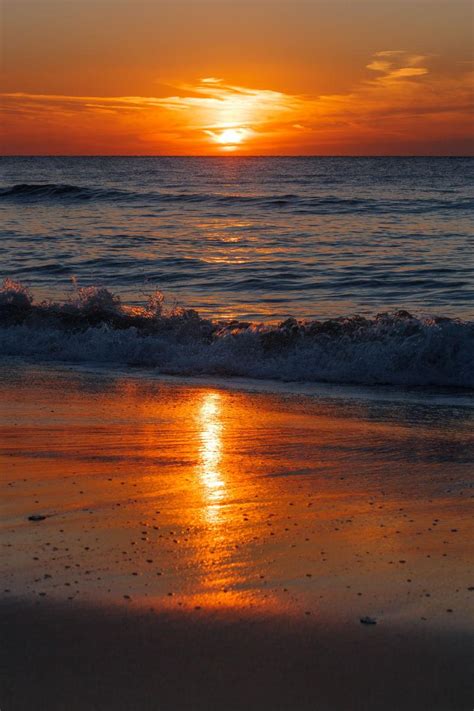 海边日落日出的景观图片-布雷拉亚得里亚海沿岸的迷人日落素材-高清图片-摄影照片-寻图免费打包下载