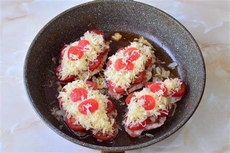 Мясо с помидорами и сыром на сковороде рецепт с фото пошагово - 1000.menu