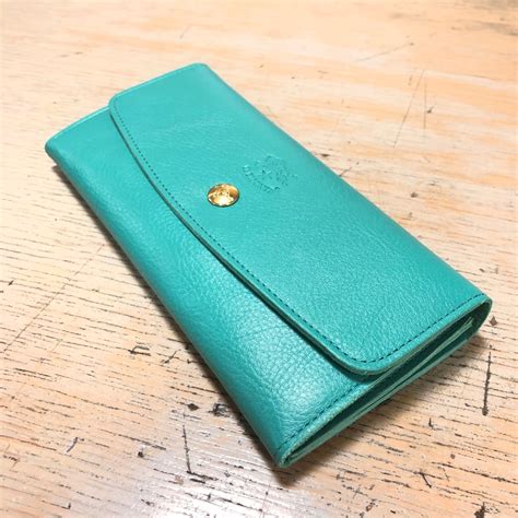 【2022秋冬限定色】IL BISONTE イルビゾンテ レザー 長財布【54222309240】(COL PERSIAN GREEN ペル ...