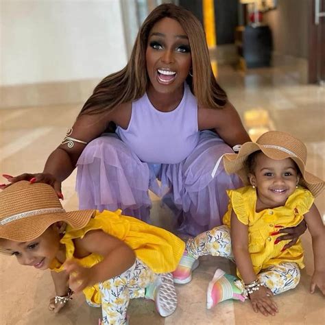 VIDEO: Una de las gemelas de Amara la Negra le hace una travesura con su peluca - SOY CHALUPA