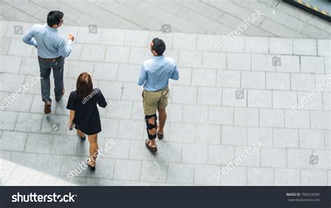 People Walking Top View 的图像结果