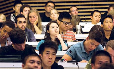 加拿大华裔大学生背负沉重经济负担 或现心理危机_新闻频道_中国青年网