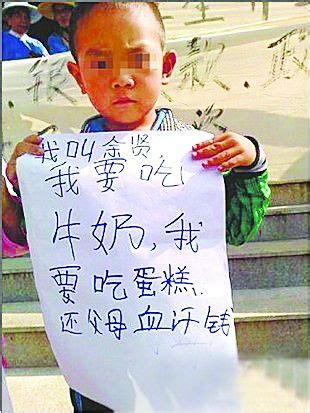 【南京父替儿“讨公道” 上门掌掴对方男孩】南京两名幼儿因在幼儿园抢玩具,一孩子头皮被对方用玩具戳伤,受伤孩子家长遂上门讨要说法。据被掌掴男童家 ...